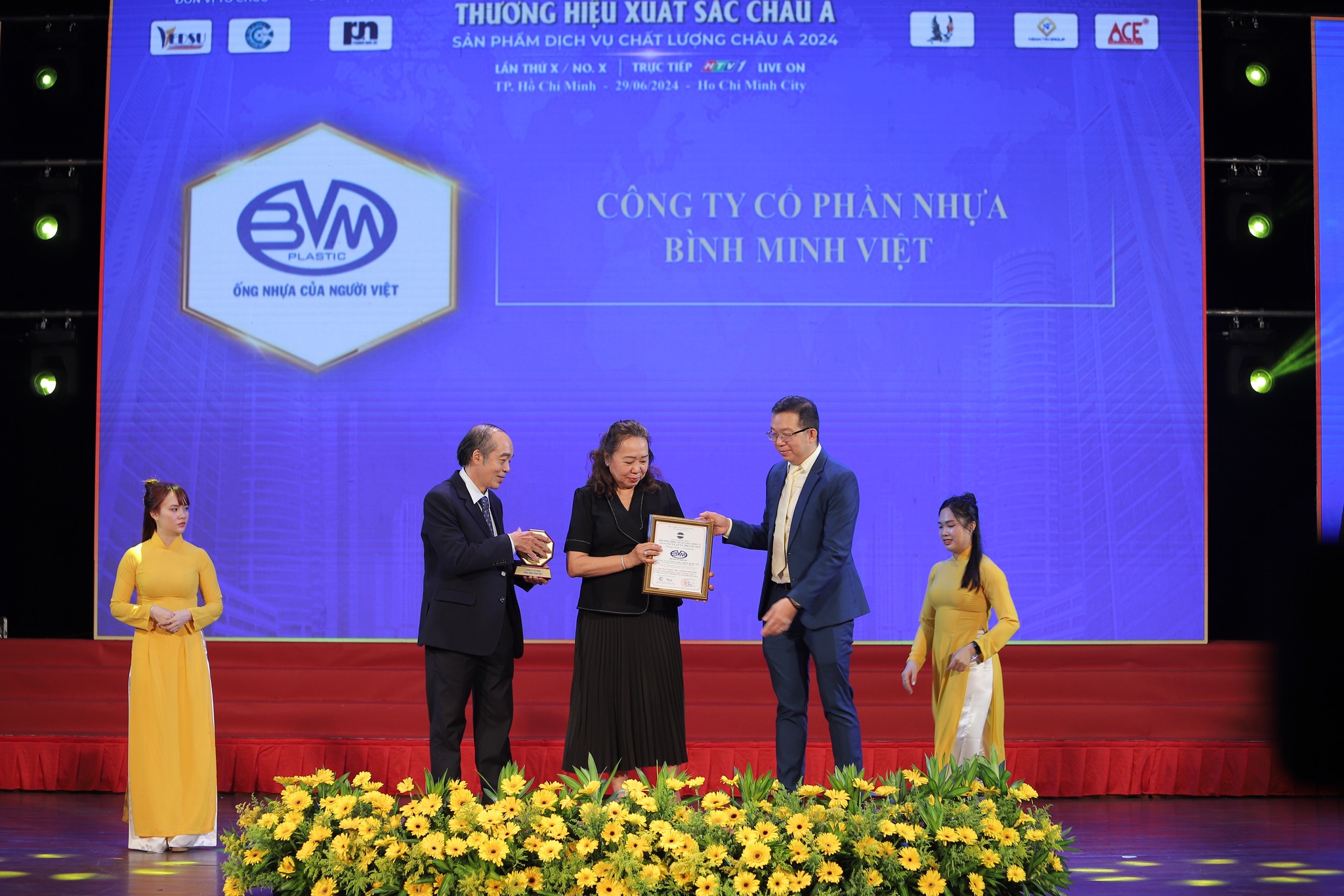 450094917 122154434168051876 7855328538339130179 n - BINH MINH VIET PLASTIC JOINT STOCK COMPANY IS HONORED TO RECEIVE THE “TOP 10 OUTSTANDING ASIAN BRANDS 2024” AWARD - Công ty cổ phần Nhựa Bình Minh Việt